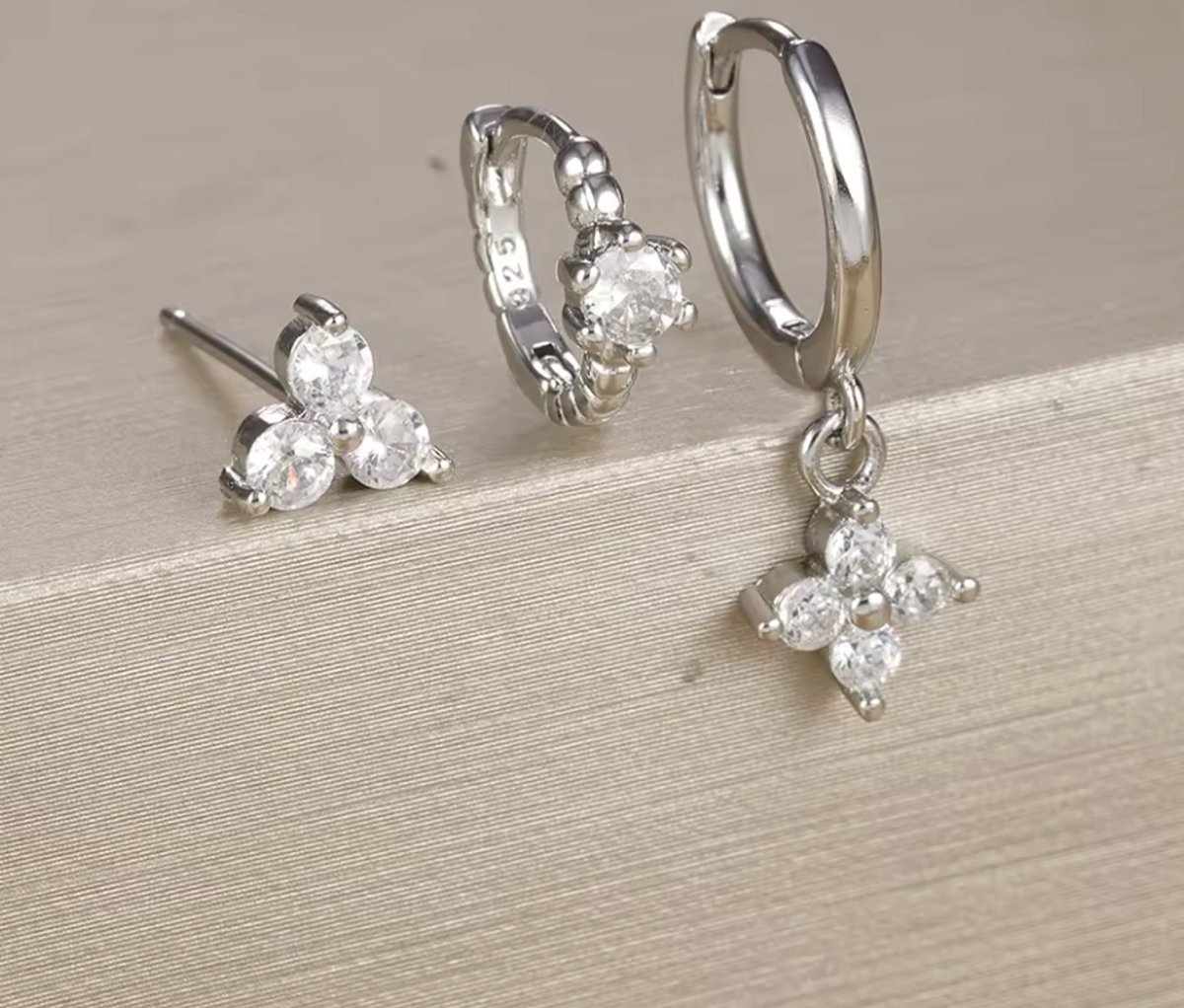 Oorbellen Set - 3 stuks - Kleur: Zilver - Luxe Oorbellen - Incl. Cadeauverpakking - Oorhangers / Oorring / Oorknopjes - Hoge Kwaliteit RVS - Stainless Steel / Roestvrijstaal - Verkleurt Niet - Oorbellen Set - Oorbellen Vrouwen / Dames