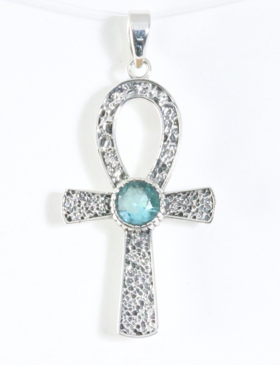 Bewerkte zilveren ankh hanger met blauwe topaas