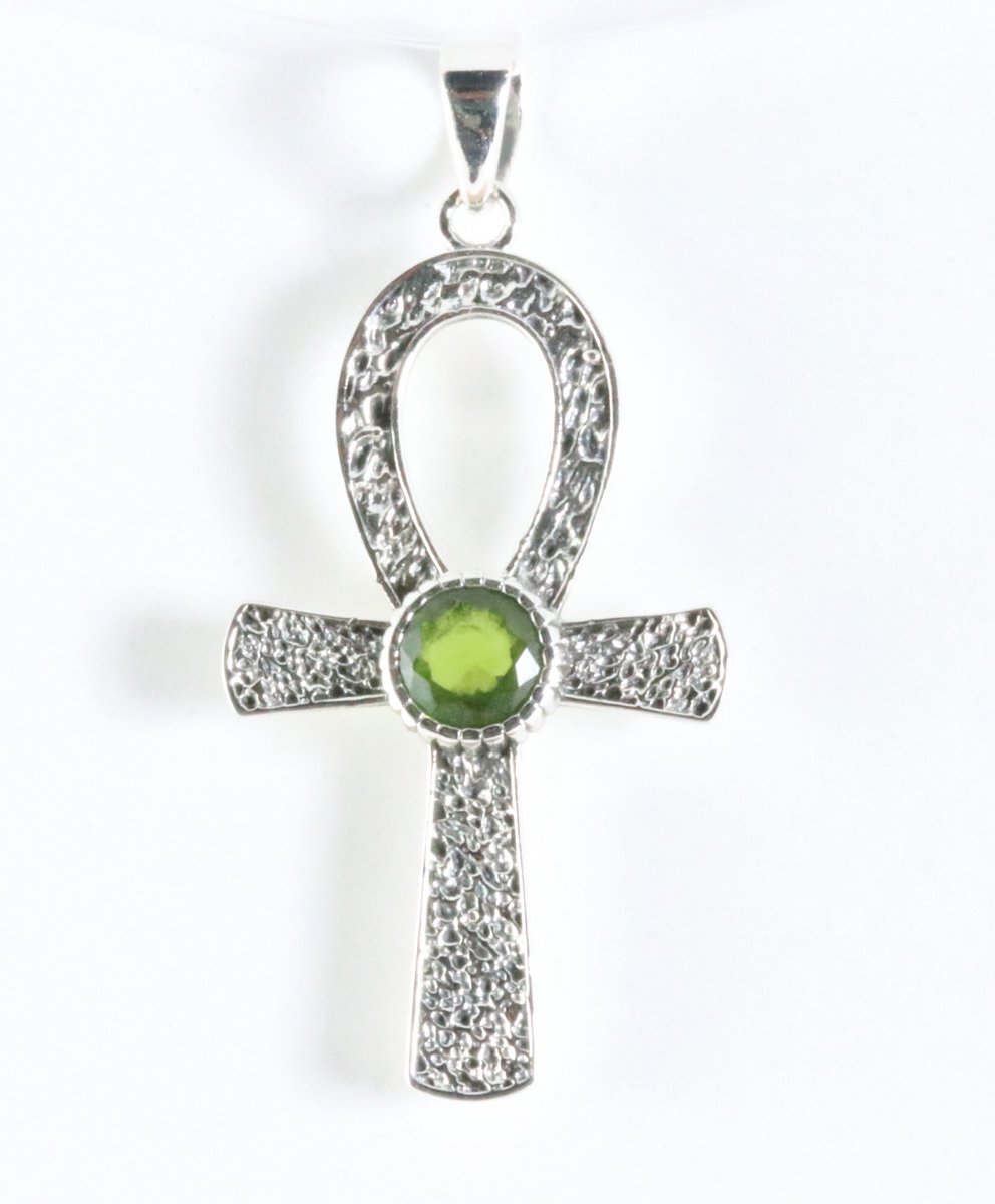 Bewerkte zilveren ankh hanger met peridoot