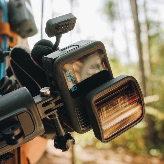 GoPro HERO13 Black camera bevestigd aan een uitrusting, met een lensmodule.