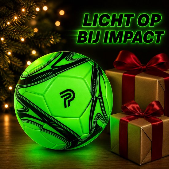 Groene voetbal met zwarte patronen, licht op en staat naast kerstcadeaus.