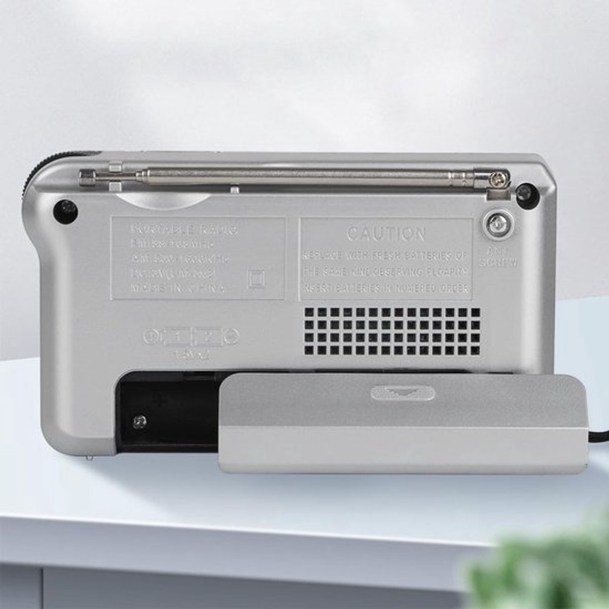 Draagbare Radio - Compact Vintage Ontwerp - AM/FM Geluid - Lichtgewicht - 2 AA Batterijen - Helder en Betrouwbaar Geluid