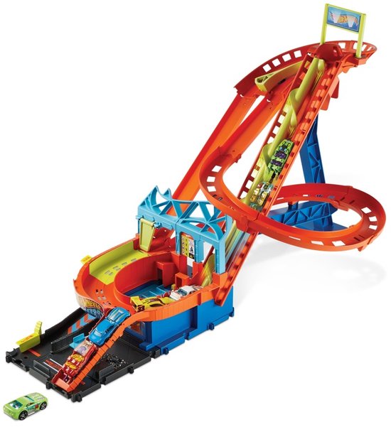 Hot Wheels achtbaan speelset, oranje met blauwe steun, met 5 auto's op de baan, wit op de achtergrond.