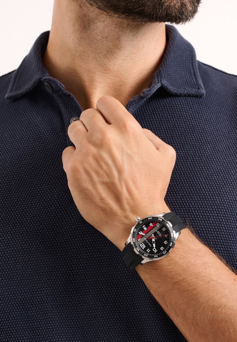 Nautica Nst Quartz Analoog Horloge Zilvertint En Zwart Kast: 100% Roestvrij Staal | Armband: 100% Siliconen 44 mm NAPNSS606, NAPNSS607, NAPNSS608
