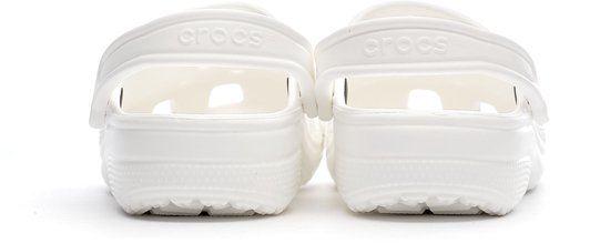 Witte Crocs Clogs, achterkant zichtbaar. Logo 'Crocs' op de achterkant.