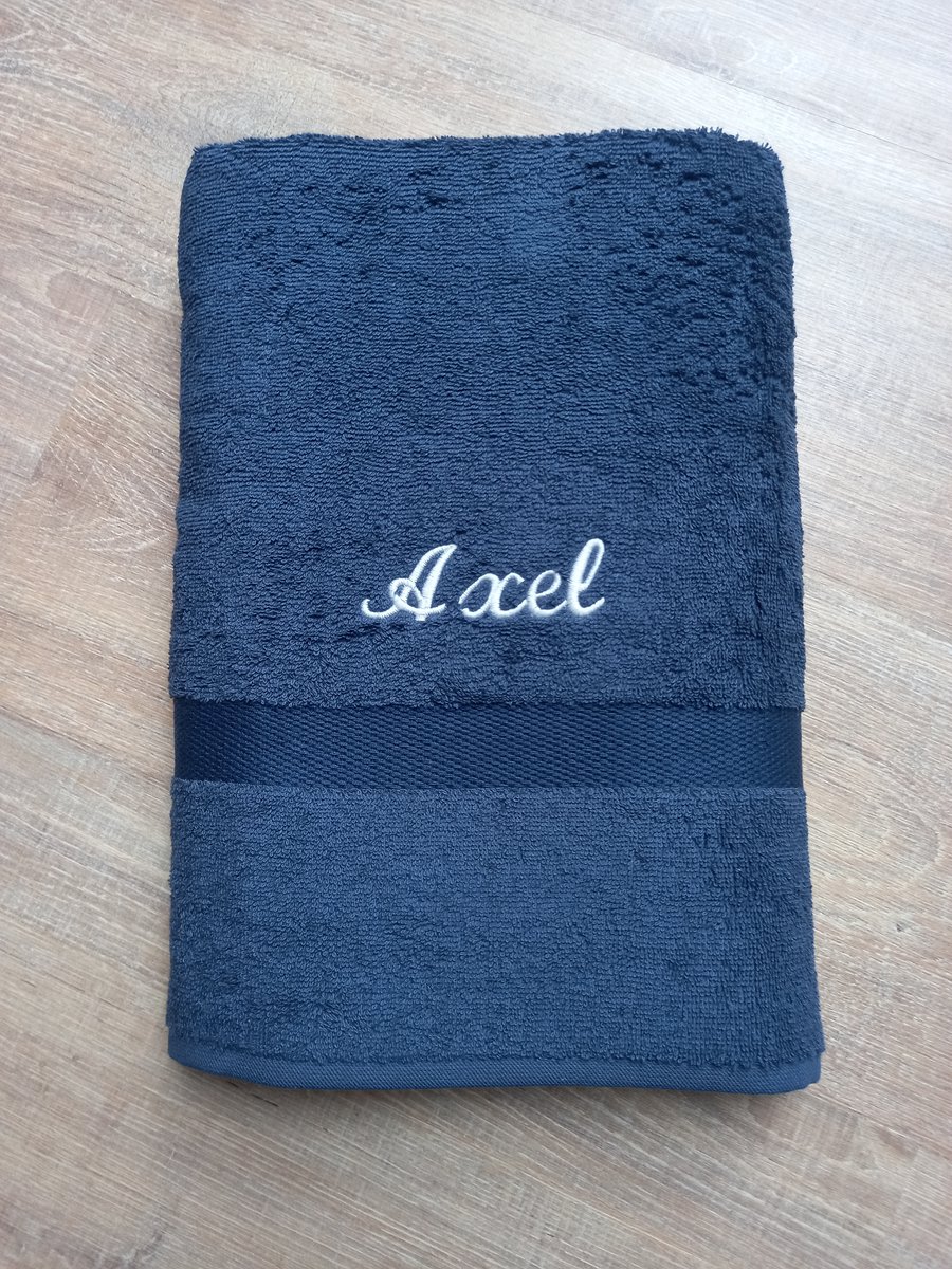 Gepersonaliseerde badhanddoek marine met naam geborduurd