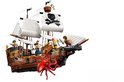 Navire LEGO pirate avec voiles blanches, logo tête de mort et une pieuvre rouge.