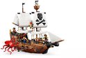 Navire LEGO pirate avec voiles blanches, logo tête de mort, pieuvre rouge et figurines.