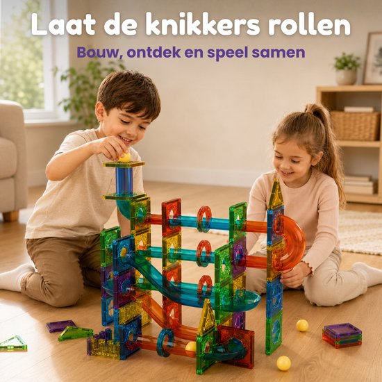 Kinderen bouwen samen een magnetische knikkerbaan met veelkleurige tegels, buizen en hellingen, met gele knikkers.