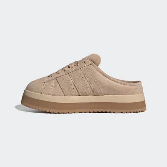 Zijaanzicht van een beige adidas Campus muil met suède bovenwerk en plateauzool.