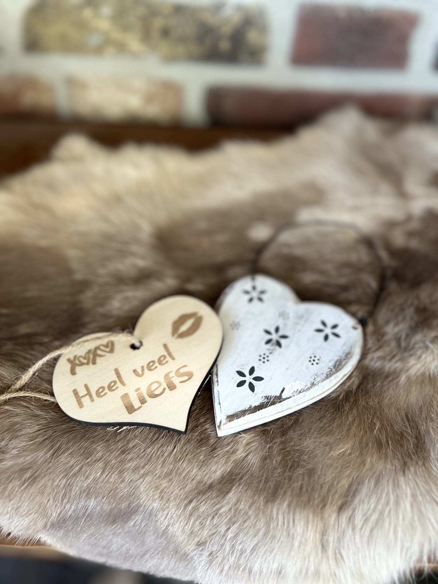 Creaties van hier – hart hangend - 9,5x8cm - antique white - met houten hartje