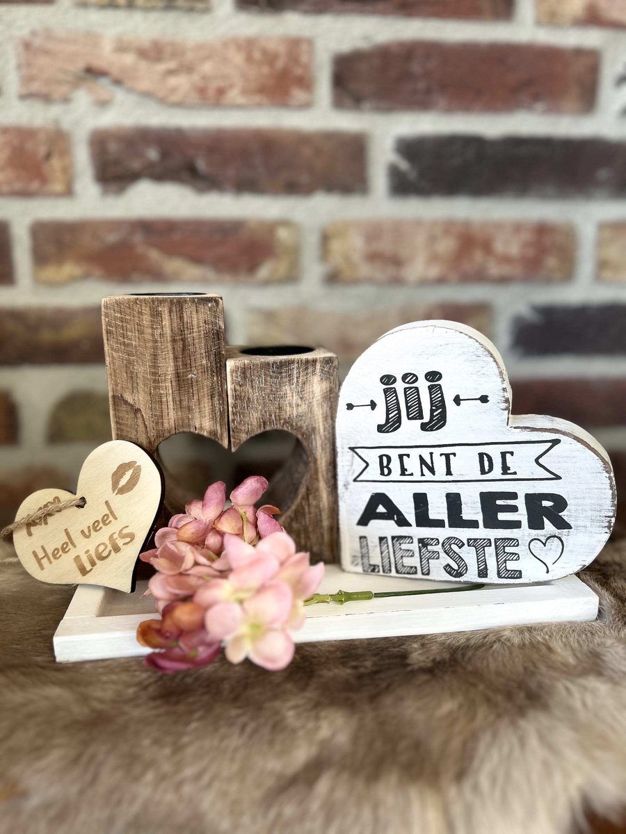 Creaties van hier – dienblaadje wit - hortensia bloem – waxinehouders in de vorm van een hart- teksthart Allerliefste wit - met houten hartje