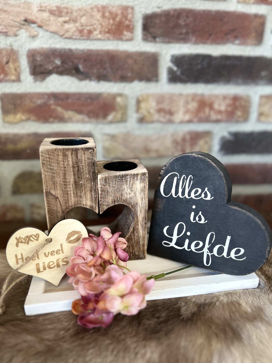 Creaties van hier – dienblaadje wit - hortensia bloem – waxinehouders in de vorm van een hart- teksthart Alles is liefde zwart - met houten hartje