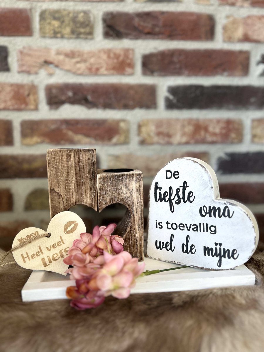 Creaties van hier – dienblaadje wit - hortensia bloem – waxinehouders in de vorm van een hart- teksthart Oma wit - met houten hartje