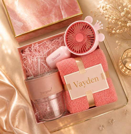 Roze geschenkdoos met mok, handventilator, flesje en handdoek met 'Vayden' opdruk.