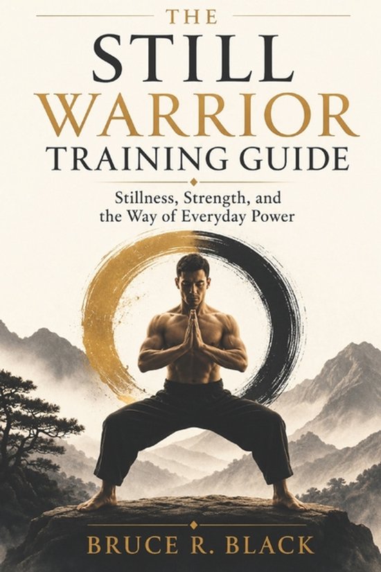 Boekhoes van 'The Still Warrior Training Guide' met een man in vechtsportpose voor een cirkelvormige achtergrond.