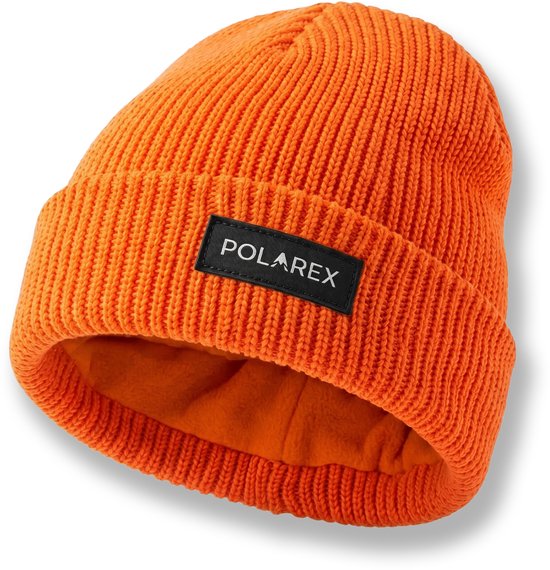 Fel oranje gebreide muts met een zwart label 'POLAREX'. De binnenkant heeft een zachte oranje voering.