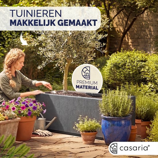 Vrouw tuiniert met plantenbak van donkergrijs materiaal met textuur, met de tekst 'Premium Material'.