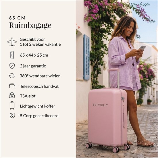 Roze SUITSUIT koffer (65 cm) met een vrouw die erop leunt, tekst 'Ruimbagage'.