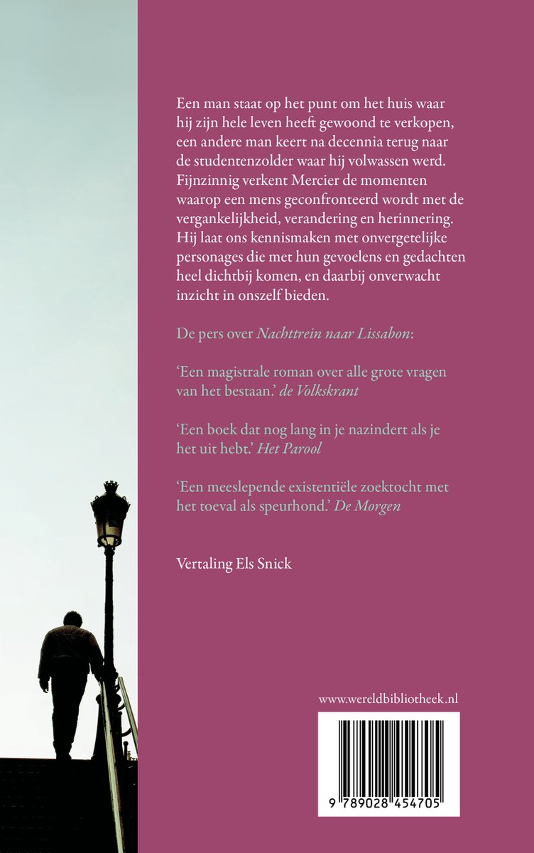 Een man op een trap, kijkend naar de lucht, met een lantaarnpaal rechts.