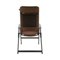 Bruine campingstoel met een hoge rugleuning en een zitting van gewatteerd textiel, met donker metalen frame.