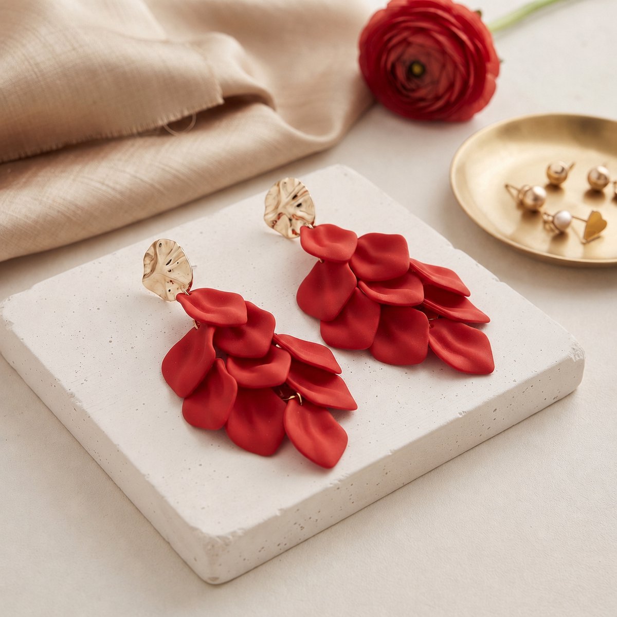 Luxamore® Statement Oorbellen Dames – Rode Bloemen – Goudkleurige Hangoorbellen – Grote Oorbellen – Dames Sieraden – Cadeau voor Vrouwen