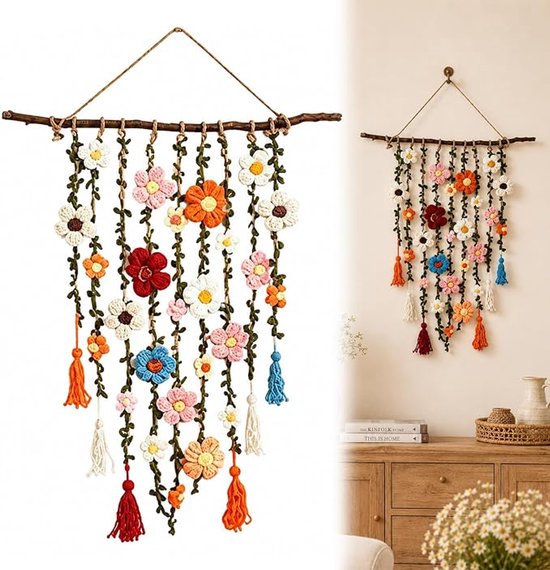 Bohemien wandkleed met een tak, witte, rode, oranje, roze en blauwe gehaakte bloemen, groene bladeren en franjes.