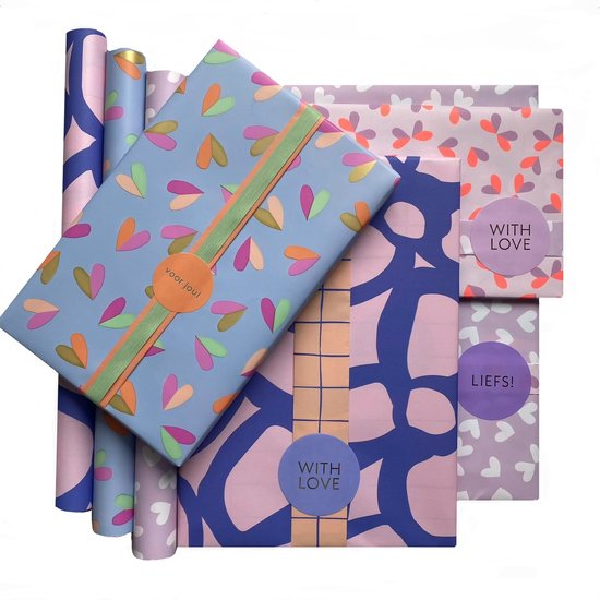 Pak met lichtblauw cadeaupapier met hartjesprint en een strik, plus rollen papier met abstracte blauwe en roze patronen.