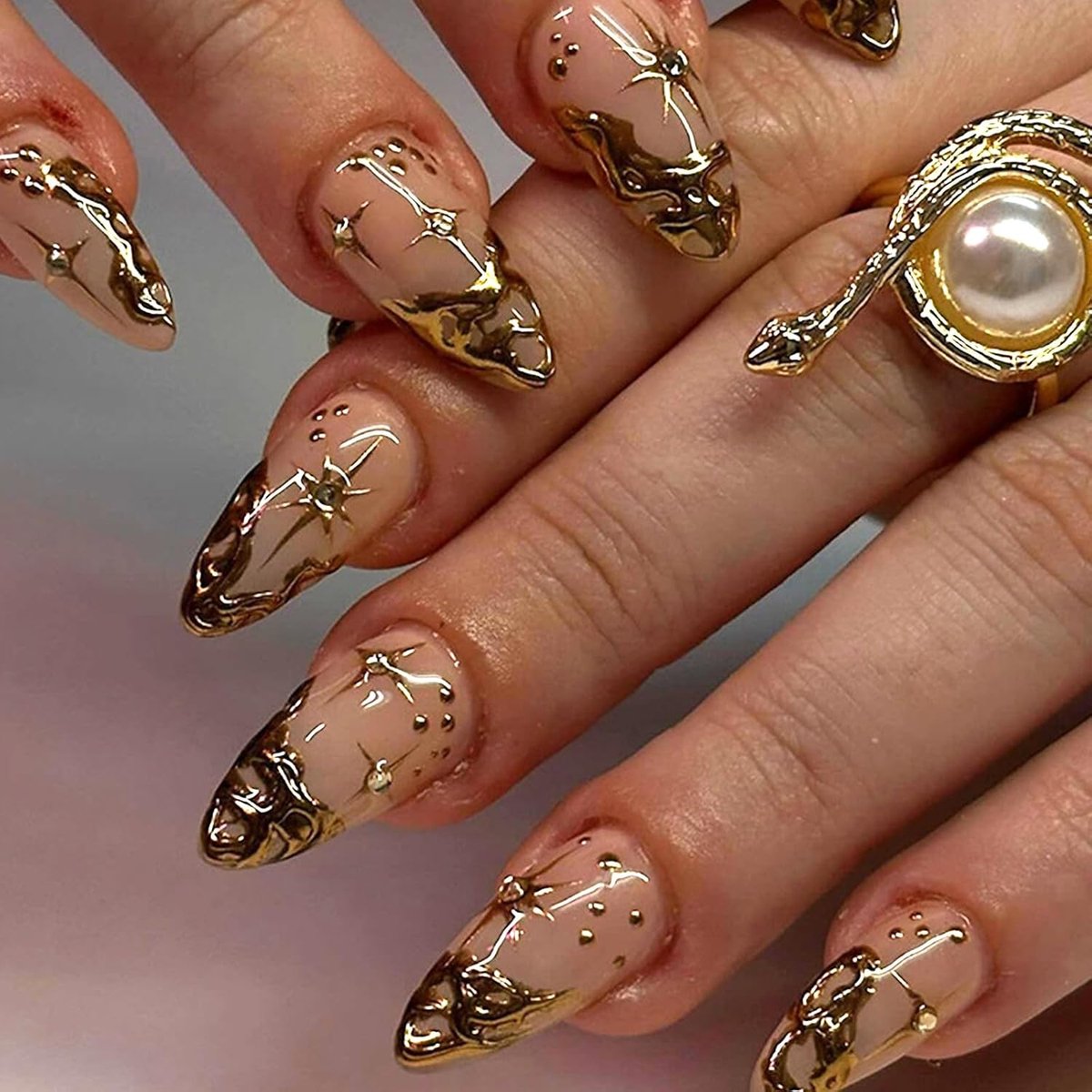 24 stuks French Tip Press on Nails Medium, Amandel 3D Goud Natuurlijke Kunstnagels, Zonne Maan Elegante Nagels om op te plakken, Herbruikbaar Acryl Kunstnagels voor Vrouwen Nail Art Manicure