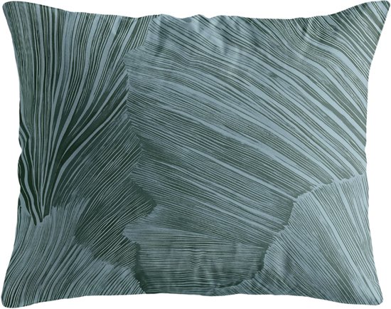 Groene kussensloop met een gedetailleerd, abstract patroon van gestreepte bladeren.