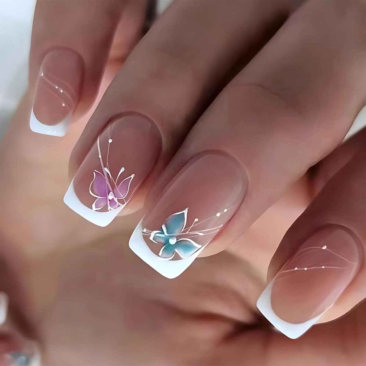24 stuks French press-on nagels, korte vierkante kunstnagels, gelei-lijm, herbruikbaar, voor doe-het-zelf nagelkunstdecoratie (vlinder witte rand)