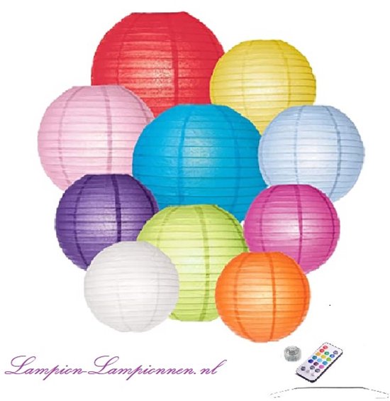 Tien ronde papieren lampionnen in verschillende kleuren.
