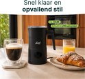 Zwarte melkopschuimer op een aanrecht met een kop koffie en een croissant. Tekst: "Snel klaar en opvallend stil. Ca. 40db. Schuim in ±90 seconden."