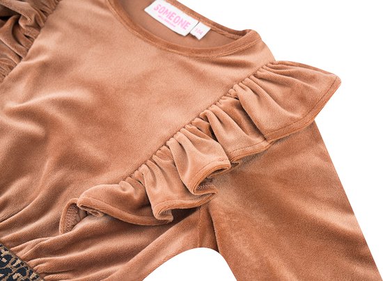 Bruine fluwelen jurk met ruches over de schouders.