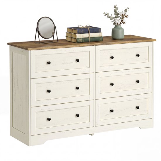Commode blanche à 6 tiroirs, plateau en bois et décoration sur le plateau.