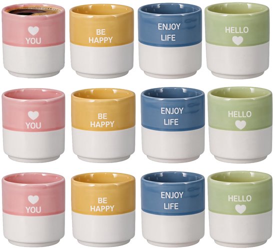 Set van twaalf mokjes in rijen van vier. Drie rijen met roze "YOU", geel "BE HAPPY", blauw "ENJOY LIFE", en groen "HELLO".