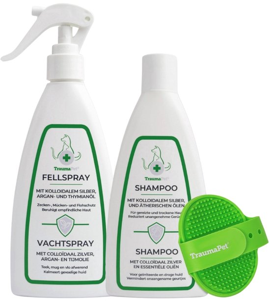 Twee witte flacons met groene labels: een met spuitkop, de ander zonder. Een groene borstel ligt ernaast. TraumaPet Vachtspray en Shampoo.