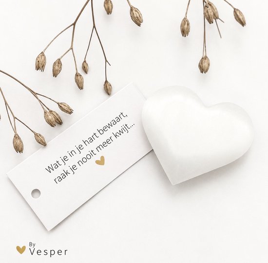 Witte seleniet hartvormige steen naast een kaartje met de tekst 'Wat je in je hart bewaart, raak je nooit meer kwijt...'.