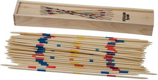Mikado spel met houten kistje. Een bundel van stokjes met rode, blauwe en gele ringen.