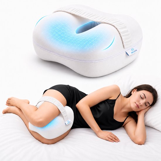 Wit traagschuim kniekussen met ergonomische uitsparing en elastische band, gedragen door een slapende vrouw op haar zij.
