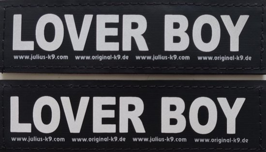 Zwart label met witte letters "LOVER BOY" en website-URL's.