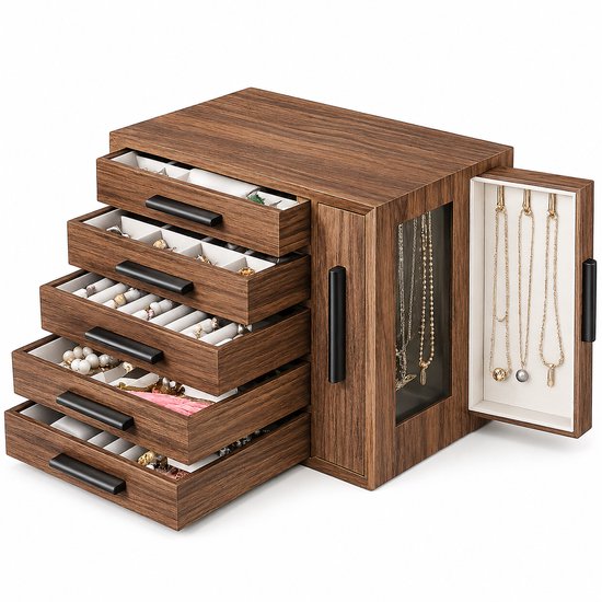 Bruine houten sieradendoos met 5 open laden en een glazen deur, vol met sieraden.