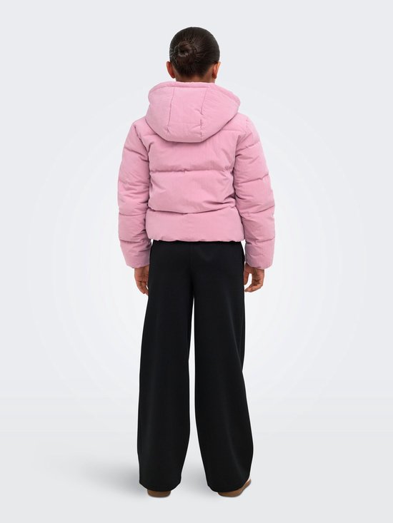 Meisje met een roze pufferjack, zwart broek, van achteren gezien.