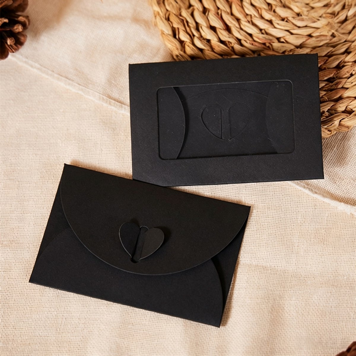 Envelope Set – 20-Piece Set – Heart-Shaped Envelopes – Heart-Shaped Flap – Thickened Material – Transparent Window Design – Suitable for Greeting Cards and Invitations – 10.5 x 7 cm