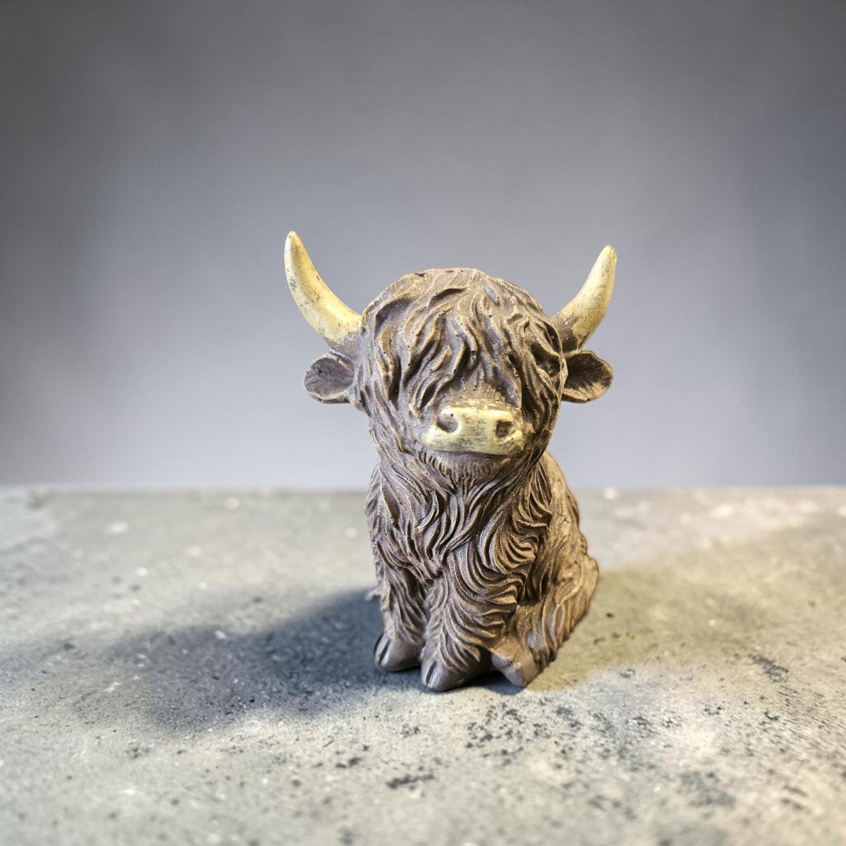 Countryfield Schotse Hooglander Beeldje 11 cm – Highland Cow – Koe Beeld – Polystone – Bruintinten – Landelijke Woondecoratie – Cadeau voor Koeienliefhebber