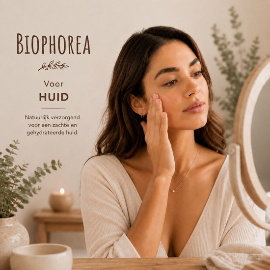 Vrouw met gezonde huid, brengt crème aan, met tekst 'BIOPHOREA Voor HUID'