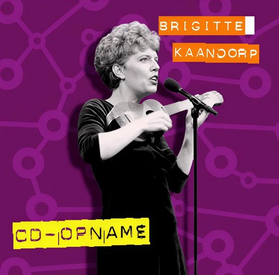 Brigitte Kaandorp met microfoon en gitaar voor paarse achtergrond met grafische patronen.