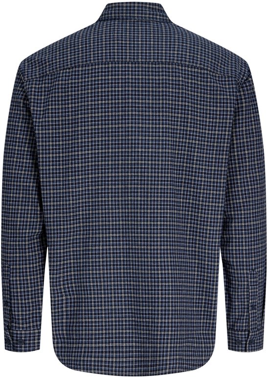 Achterkant van een donkerblauw geruit overhemd met lange mouwen.