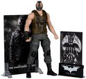 Actiefiguur van Bane, met masker, bruine vest en grijze broek, geflankeerd door "The Dark Knight Rises" achtergrondkaarten.