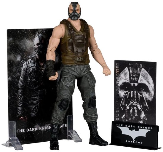 Actiefiguur van Bane, met masker, bruine vest en grijze broek, geflankeerd door "The Dark Knight Rises" achtergrondkaarten.